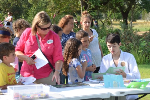 Kids training in the visual identification of invasive species